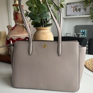 Tory Burch
Robinson Small Leather Tote